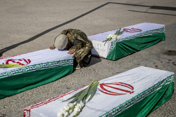 Les restes de 35 martyrs nouvellement récupérés ont été renvoyés en Iran depuis le poste frontière de Shalamcheh avec l'Irak
