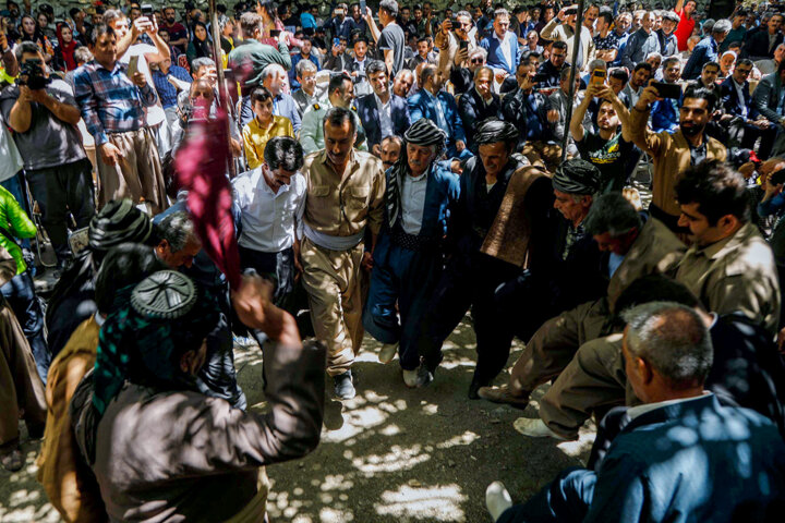 جشنی به شکرانه برداشت توت فرنگی در روستای شیان سنندج