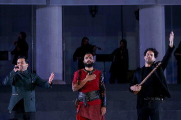 Emir Cedidi yönetmenliği ve Tahmures Purnazıri’nin musikisiyle “ÜçYüz” tiyatro konseri her gece Saadabat sarayının açık alanında düzenleniyor. Söz konusu gösteri Moğolların Nişabur’daki gerçekleştirdiği soykırımları anlatıyor. 