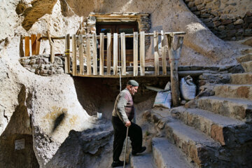 حدود ۲۰۰ خانواده در کندوان زندگی می کنند و زندگی در خانه های صخره ای این روستا در جریان است