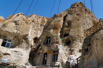 حضور گردشگران در روستای صخره ای کندوان 