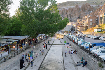 حضور گردشگران در روستای صخره ای کندوان 