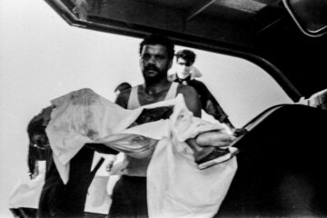 Affaire du vol 655 d'Iran Air (1988) : les images d’archives de l’IRNA pour dénoncer le crime américain. Le missile américain sol-air de type SM-2, qui a abattu l’avion civil iranien qui assurait la liaison entre Téhéran et Dubaï, a tué 290 passagers, incluant 66 enfants sur les eaux du golfe Persique. 