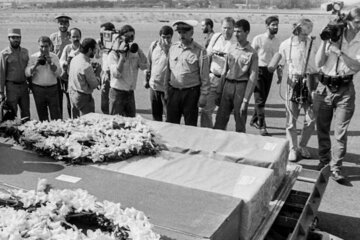Affaire du vol 655 d'Iran Air (1988) : les images d’archives de l’IRNA pour dénoncer le crime américain. Le missile américain sol-air de type SM-2, qui a abattu l’avion civil iranien qui assurait la liaison entre Téhéran et Dubaï, a tué 290 passagers, incluant 66 enfants sur les eaux du golfe Persique. 