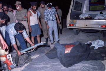 Affaire du vol 655 d'Iran Air (1988) : les images d’archives de l’IRNA pour dénoncer le crime américain. Le missile américain sol-air de type SM-2, qui a abattu l’avion civil iranien qui assurait la liaison entre Téhéran et Dubaï, a tué 290 passagers, incluant 66 enfants sur les eaux du golfe Persique.  