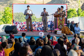 Le 11e Festival de la récolte des roses de Damas (Gol-e Mohammadi) a eu lieu le samedi soir (1er juillet 2023 ) dans le village d’Ansarud, l'un des districts de la région d’Oskou dans la province de l'Azerbaïdjan de l’Est au nord-ouest de l’Iran.  (Photo : Ali Hamed Haq Doust).