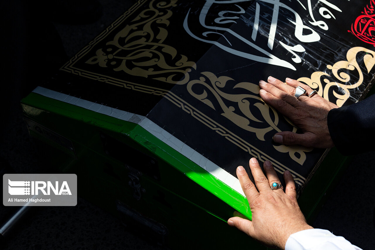 مادر شهید کوروش کرمزاده در خفر فارس به خاک سپرده شد مادر شهید کوروش کرمزاده در خفر فارس به خاک سپرده شد