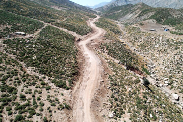 باقیه مانده راه منتهی به  روستای لبد که خاکی بوده در حال آماده سازی برای آسفالت است