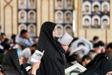 فیلم| زمزمه دعای روح‌بخش عرفه در گلزار شهدای کرمان