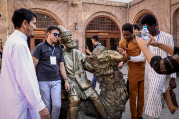Uluslararası İmam Humeyni üniversitesinin düzenlediği Uluslararası Milletler Kültürü festivaline katılan farklı ülkelerden yabancı öğrenciler bugün Kazvin şehrinin turistin yerlerini ziyaret etti.