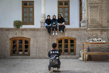 Los estudiantes extranjeros visitan las atracciones turísticas de Qazvin 