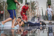 Yaz Mevsiminde Tahranlı Çocuklar Su ve Ateş Parkında Serinliyor