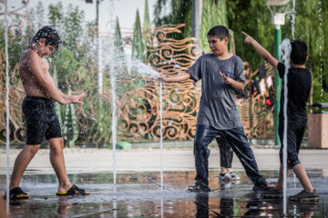  Yaz mevsiminin başlaması ve havaların ısınmasıyla beraber çocuklar Tahran’ın Abbas Abad bölgesinde yer alan su ve ateş parkına giderek eğleniyorlar. Su ve ateş parkın 240 noktadan 10 metre yüksekliğe kadar su fışkırıyor. Çocuklar parkta bulunan özel fıskiyelerden çıkan sularla serinliyor. 