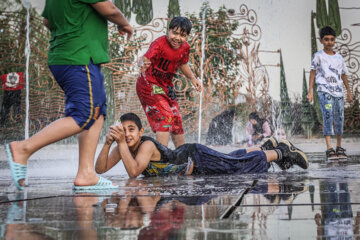  Yaz mevsiminin başlaması ve havaların ısınmasıyla beraber çocuklar Tahran’ın Abbas Abad bölgesinde yer alan su ve ateş parkına giderek eğleniyorlar. Su ve ateş parkın 240 noktadan 10 metre yüksekliğe kadar su fışkırıyor. Çocuklar parkta bulunan özel fıskiyelerden çıkan sularla serinliyor. 