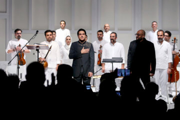  İranlı şarkıcı Hümayun Şeceryan Siyavoş (Siyaveş) orkestrasıyla ortak konser veriyor. Ünlü İranlı şarkıcının konserleri kaç gün boyunca her gece iki seansta düzenlenecek. 