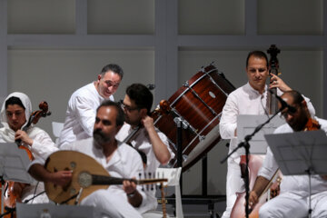  İranlı şarkıcı Hümayun Şeceryan Siyavoş (Siyaveş) orkestrasıyla ortak konser veriyor. Ünlü İranlı şarkıcının konserleri kaç gün boyunca her gece iki seansta düzenlenecek. 