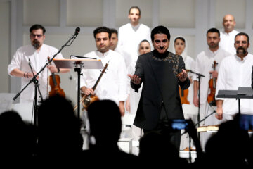  İranlı şarkıcı Hümayun Şeceryan Siyavoş (Siyaveş) orkestrasıyla ortak konser veriyor. Ünlü İranlı şarkıcının konserleri kaç gün boyunca her gece iki seansta düzenlenecek. 