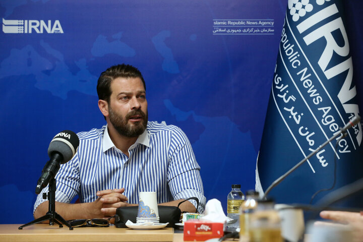 پژمان بازغی: با دستمزد یکی از بازیکنان سرخابی میشود ده مستند ورزشی ساخت/ همه وزارتخانهها باید بودجه فیلمسازی داشته باشند