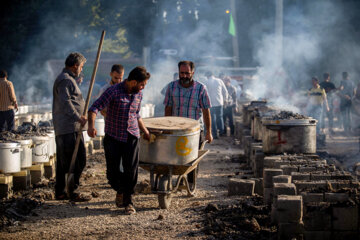 پخت و توزیع ۱۵۰دیگ غذای نذری در مبارکه