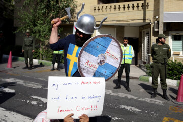 Protestas frente a la embajada de Suecia en Teherán
