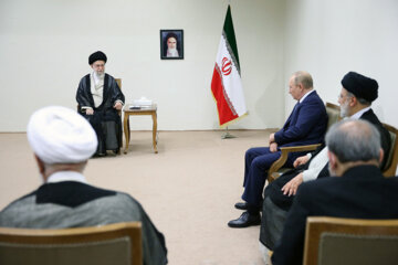 L'ayatollah Khamenei reçoit le président russe Poutine
