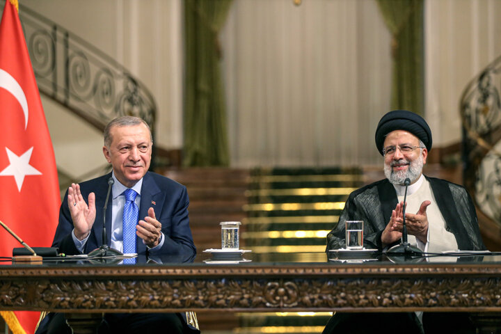 دستاوردهای ملموس سیاست خارجی رییس جمهور/ امضای ۹۶ سند همکاری و تفاهم نامه در یکسال