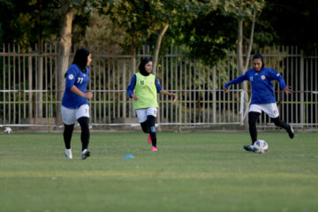 اردوی آماده سEntrenamiento del equipo femenino iraní de fútbol “Jatun-e Bam”