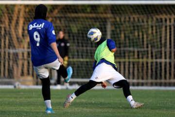 Entrenamiento del equipo femenino iraní de fútbol “Jatun-e Bam”