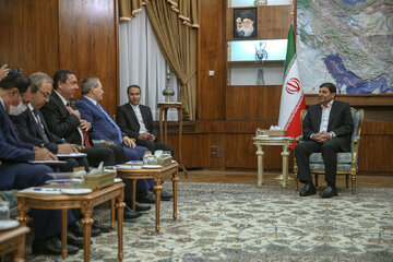 
Le ministre syrien des Affaires étrangères rencontre le premier vice-président iranien à Téhéran 
