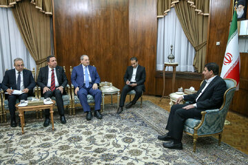 
Le ministre syrien des Affaires étrangères rencontre le premier vice-président iranien à Téhéran 
