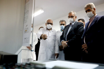 بازدید بهرام عین اللهی وزیر بهداشت، درمان و آموزش پزشکی از شرکت سرم‌سازی ثامن مشهد