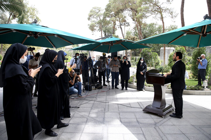 پاسخهای صریح پاستورنشینان به پرسشهای ریز و درشت خبرنگاران