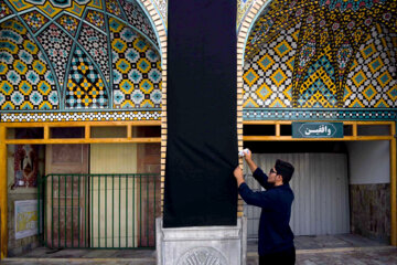 El mausoleo de Hazrat Masume (P) se viste de negro para el comienzo de Muharram