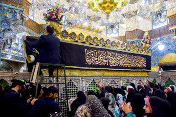 El mausoleo de Hazrat Masume (P) se viste de negro para el comienzo de Muharram