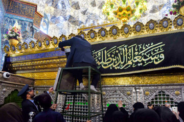 El mausoleo de Hazrat Masume (P) se viste de negro para el comienzo de Muharram