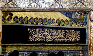 El mausoleo de Hazrat Masume (P) se viste de negro para el comienzo de Muharram