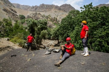 La Media Luna Roja iraní  busca a los desaparecidos por inundaciones de Kan