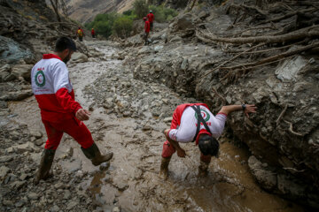 La Media Luna Roja iraní  busca a los desaparecidos por inundaciones de Kan