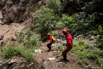 La Media Luna Roja iraní  busca a los desaparecidos por inundaciones de Kan