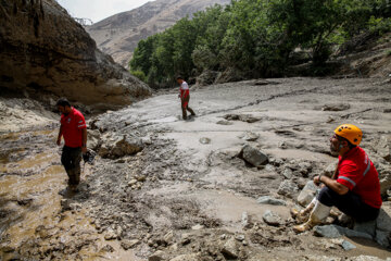 La Media Luna Roja iraní  busca a los desaparecidos por inundaciones de Kan