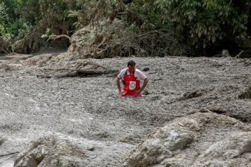 La Media Luna Roja iraní  busca a los desaparecidos por inundaciones de Kan