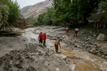 La Media Luna Roja iraní  busca a los desaparecidos por inundaciones de Kan