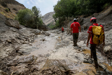 La Media Luna Roja iraní  busca a los desaparecidos por inundaciones de Kan