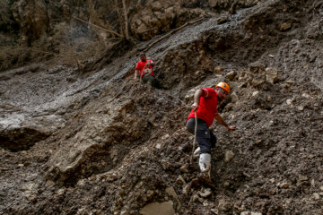 La Media Luna Roja iraní  busca a los desaparecidos por inundaciones de Kan