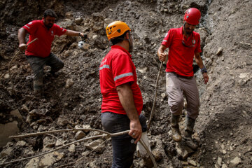 La Media Luna Roja iraní  busca a los desaparecidos por inundaciones de Kan