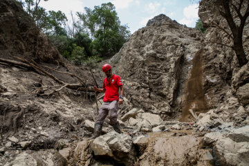 La Media Luna Roja iraní  busca a los desaparecidos por inundaciones de Kan