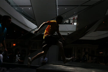 Les compétitions de speed parkour se sont déroulées jeudi soir (28 juillet 2022) avec la participation d'athlètes et de fans de ce sport, au complexe Niayesh à Téhéran. (Photo : 	Akbar Tavakkoli)