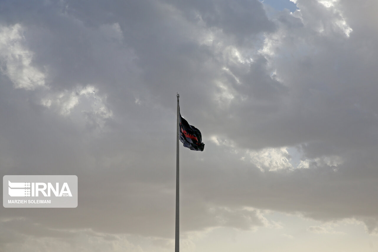 پرچم‌های عزا در قبله تهران برپا شد