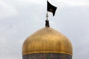 محرم الحرام کی آمد کی مناسبت سے امام رضا کے حرم مطہر کے گنبد پر پرچم کی تبدیلی
