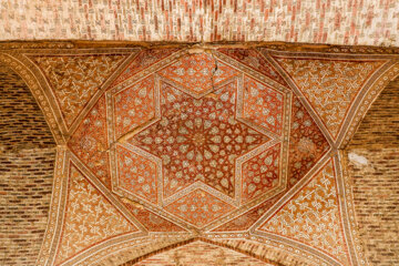 زنجان؛ تزئینات داخلی گنبد سلطانیه  (بزرگترین گنبد آجری جهان) متعلق به دوره ایلخانیان